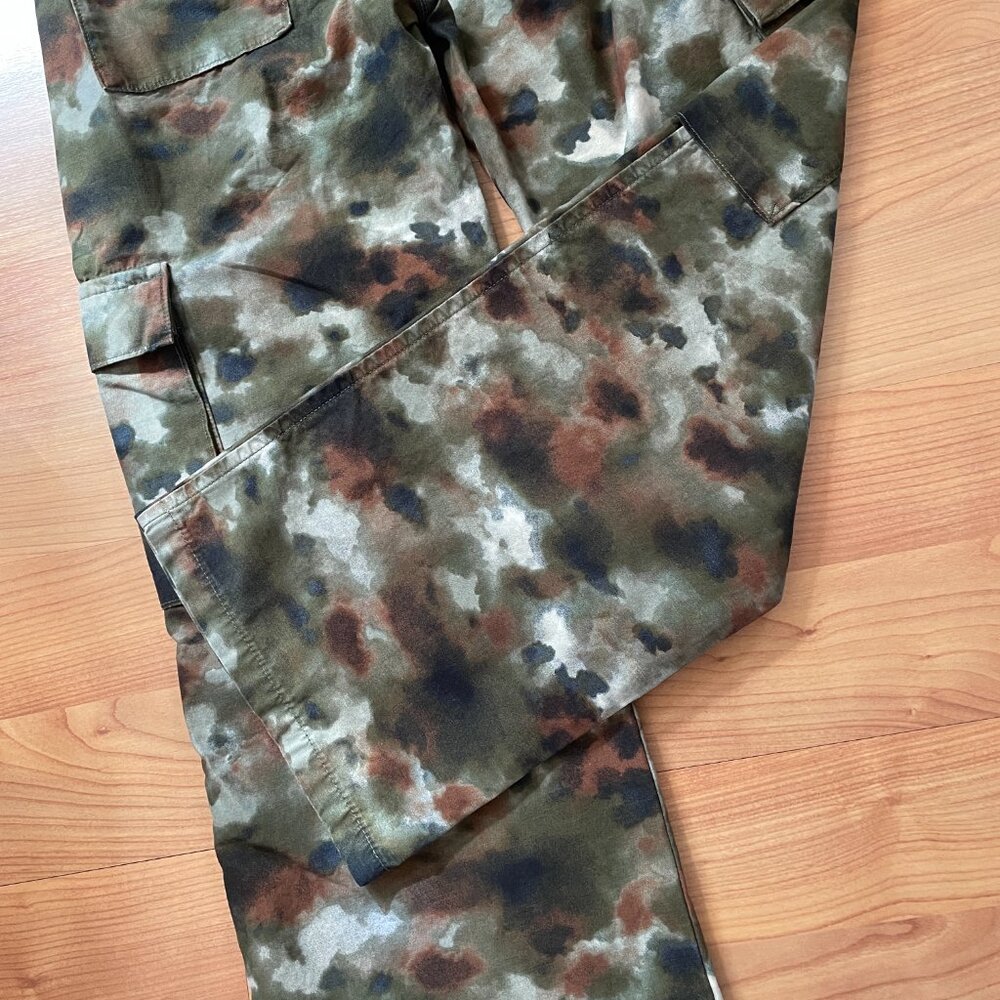 Firm. Levi Strauss / Levi's SIZE 23 X 30 Moss Green Camo Womens Cargo Pants 2023 - Picture 8 of 14